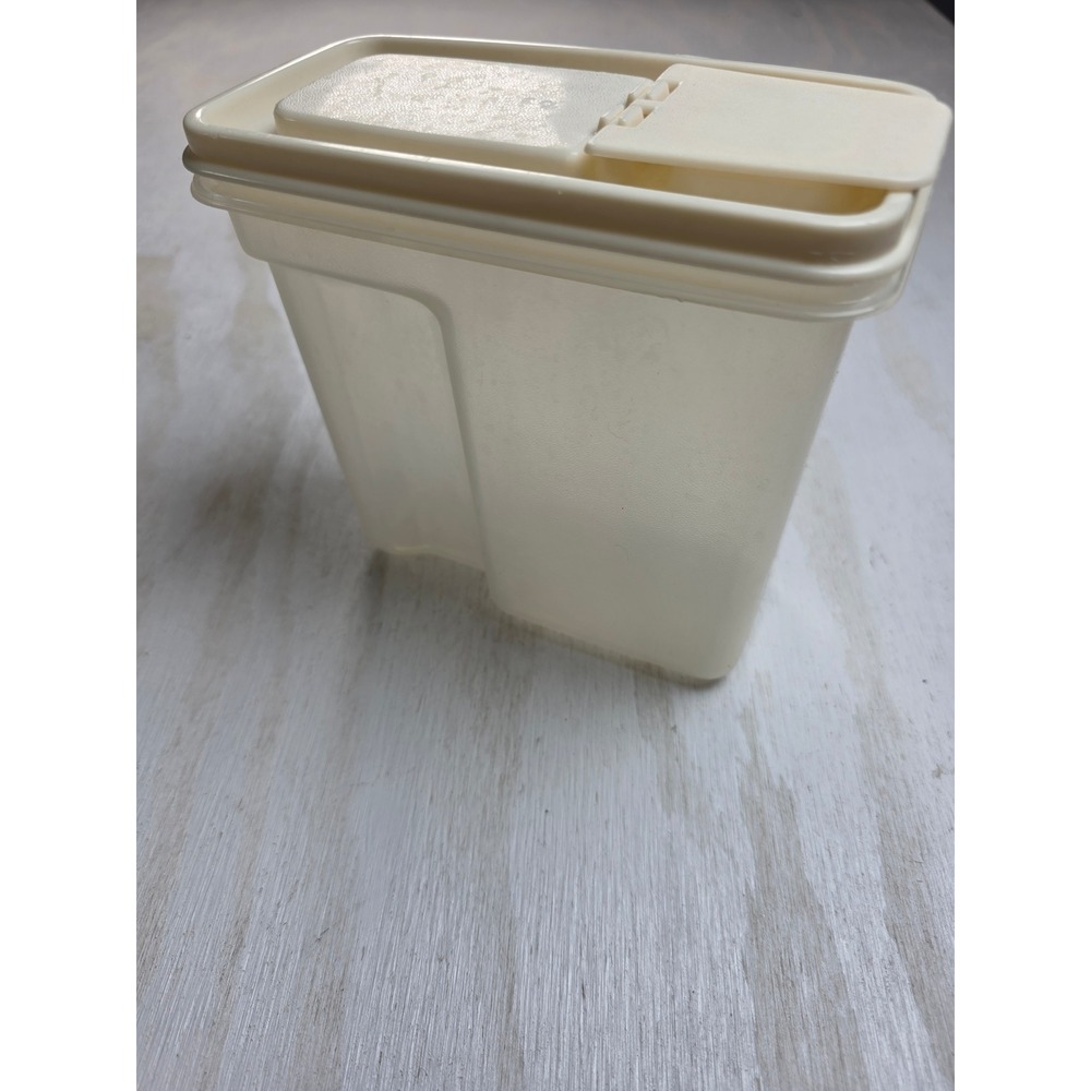 Vintage Rubbermaid 4 Cup Cereal Keeper Dry Food Storage Container Cream Lid 940m